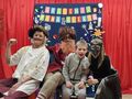 43 chłopiec pozuje do zdjęcia razem z aktorami na tle scianki z napisem akademia pana kleksa