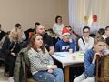5 publiczność siedzi na krzesłach przy stołach na sali wiejskiej uczniowie rodzice nauczyciele