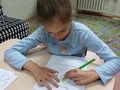 Julka wypełnia kartę o emocjach