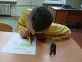 Nikodem wypełnia kartę o emocjach