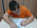 Wiktor wypełnia kartę o emocjach