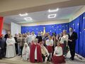pan wicestarosta i pan burmistrz pozują do zdjęcia razem z uczniami i nauczycielami po jasełkach na scenie