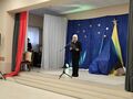 pani dyrektor stojąc na scenie wita zebranych gości na jasełkach na sali