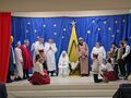 scena przy złóbku Maryja z Józefem stoją aniołowie królowie i pasterzea dzieci z nauczycielami w strojach ludowych klęczą przy złóbku