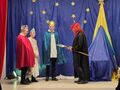 uczniowie na scenie odgrywają jasełka trzej królowie spotykają lucyfera