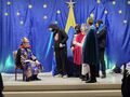 uczniowie na scenie ogrywają jasełka Herod siedzi stoją trzej królowie i ochroniarze Heroda