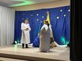 uczniowie odgrywają jasełka na scenie rozmowa aniołów