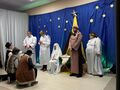 uczniowie odgrywają jasełka pokłon pasterzy przy złóbku