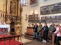 1. Gidle Msza Św. w kaplicy MB Gidelskiej uczniowie stoją uczestnicząc we Mszy Św 