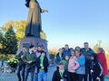 10.uczniowie pozują do zdjęcia przy pomniku św. Jana Pawła II na wałach jasnogórskich