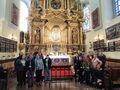 2.Gidle kaplica MB Gidelskiej uczniwoeie pozują do zdjęcia