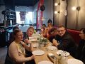 4. uczniowie siedzią i jedzą pizzę podczas wizyty w Pizza Hut