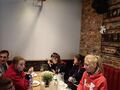 5.uczniowie siedzą i jedzą pizzę podczas wizyty w Pizza Hut