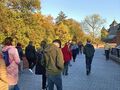7.uczniowei idą Drogą Krzyżową na wałach jasnogórskich