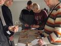 uczniowie stoja przy stole i wykrawaja ozdoby