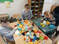 Dzieci układają klocki
