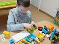 Oskar ukłąda klocki Duplo