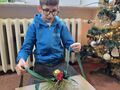 chłopiec otwiera paczkę w klasie