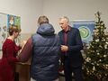 starosta wręcza nagrodę chłopcu obok stoi pani