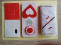 3 Etui w barwach narodowych leżą na stole