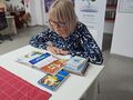 1. Pani bibliotekarka czyta dzieciom 