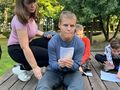 Nauczyciel i uczeń pokazuje karteczkę z zadaniem 