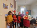 12 Uczniowie częstują rogalami