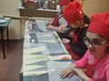 7 Uczennice zwijają rogaliki