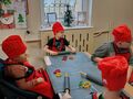 Dzieci przygotowują sie do pieczenia pierników