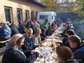 harcerze podczas biesiady jedzą gzikę pieczone ziemniaki i placek drożdżowy