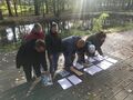 harcerze wykonują jedno z zadań w parku grają w memo