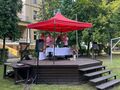 kapłani odprawiają mszę św. stoją na scenie