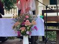pani dyrektor uroczyście wita uczniów rodziców i nauczycieli stoi na scenie