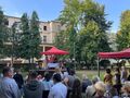 uczniowie rodzice i nauczyciele stoją w tle na scenie kapłani odprawiający mszę św 