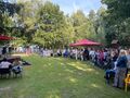 uczniowie rodzice i nauczyciele uczestniczą we mszy sw. stoją na placu za ośrodkiem