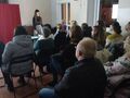 Rodzice siedzą na krzesłach w klasie i słuchają wykładu