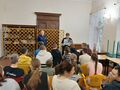 Pani policjantka pokazuje kolorową tablicę 