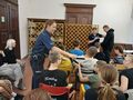 Pani policjantka wręcza dzieciom odblaski 