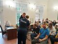 Pani policjantka zakłada chłopcu kajdanki 