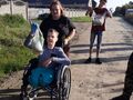 Dzieci spacerując zbierają śmieci 