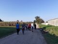 Uczniowie idą na spacer 