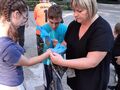 Uczniowie zakładając rękawiczki jednorazowe 
