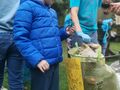 uczeń wrzuca śmieci do worka z plastikami