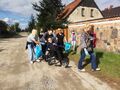 uczniowie idą ścierzką i poszukują śmieci