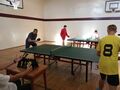 Dominik skupiony w trakcie gry w turnieju w tenisa stołowego. 
