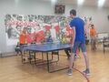 Dominik i Roman grają w tenisa stołowego ze swoimi rywalami