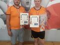 Roman i Dominik po wręczeniu medali i dyplomów