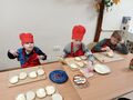 Chlopcy przygotowują tosty