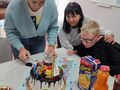 nauczycielka kroi tort urodziowy