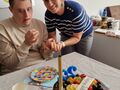 nauczycielka składa życzenia urodzinowe uczniowi